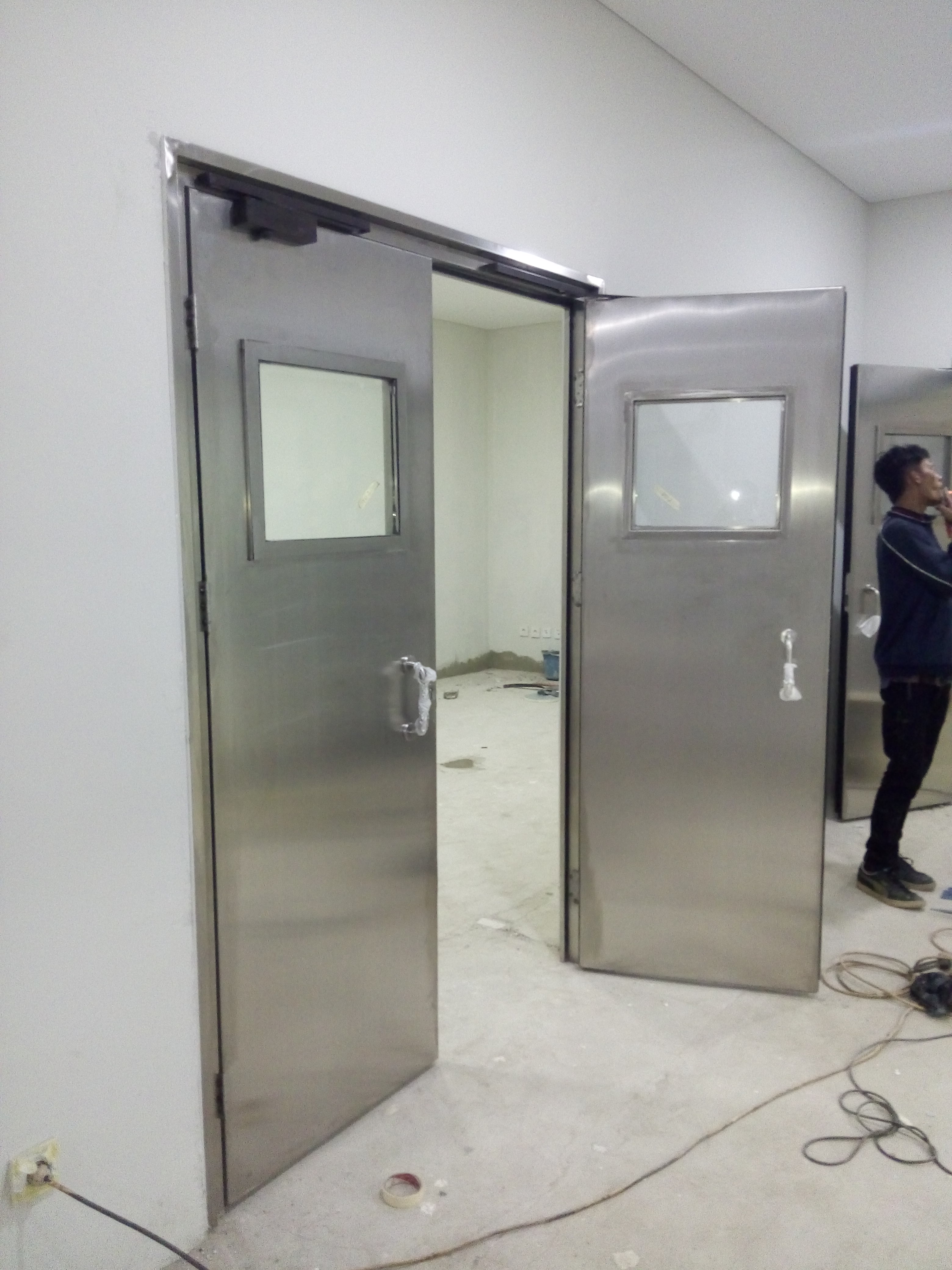 PEMASANGAN PINTU STERIL RUANGAN PERAWATAN